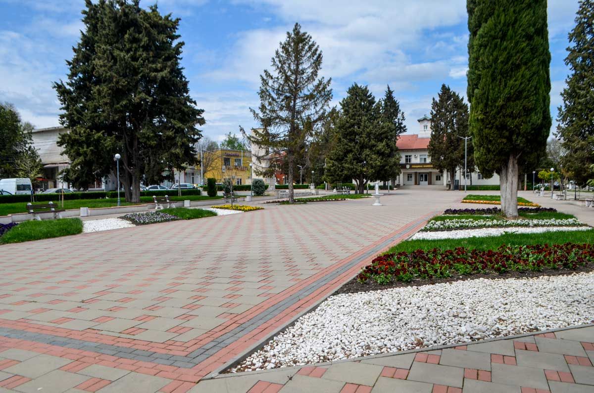 Площадът на град Камено