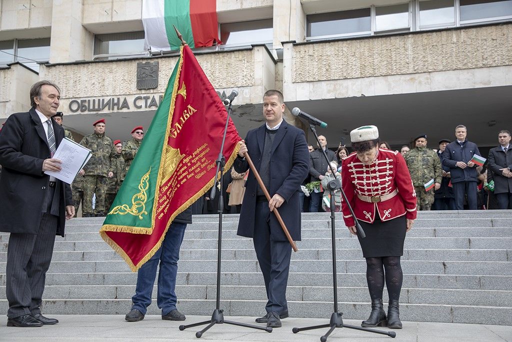 Живко Тодоров с извезаното от Елисавета Георгиева знаме