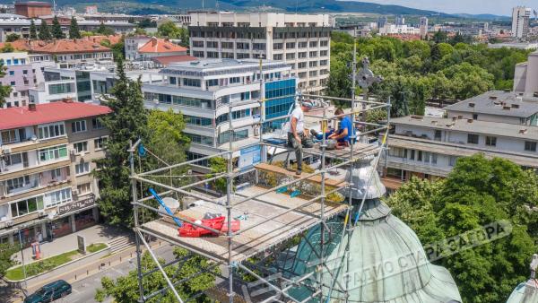 Монтираха нови кръстове на катедрален храм в Стара Загора