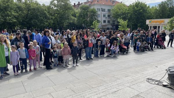 Писани яйца, шарени разкрасиха площада в Стара Загора на Велики четвъртък