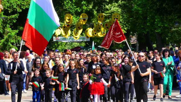 В Деня на светите братя Кирил и Методий в Нова Загора наградиха изявени учители и ученици