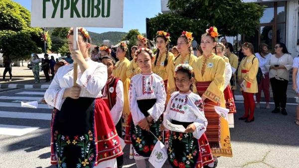 50-годишно знаме  беляза  началото и края на юбилейния празник  Балканът пее и разказва  в Гурково