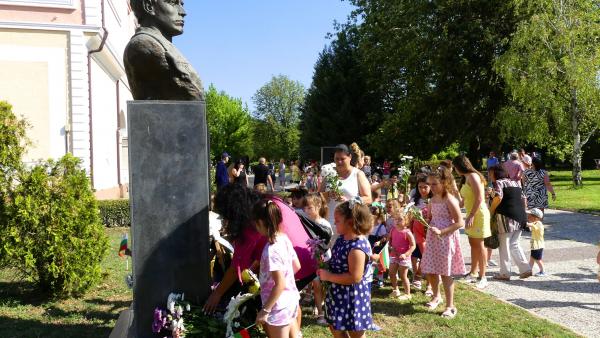 Нова Загора се поклони пред паметта на Апостола