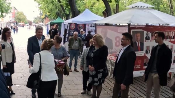 Препълнената зала на Синдикалния дом рецитира заедно с Георги Първанов поемата  Септември  на Гео Милев