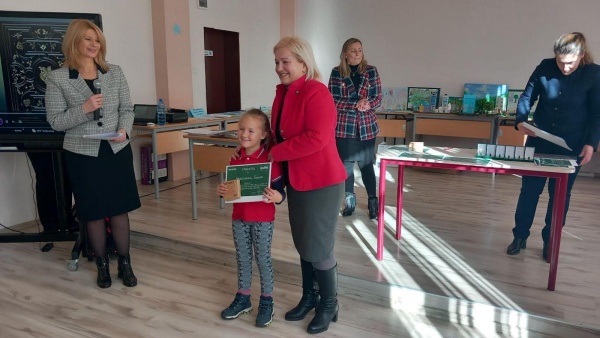 Зам.-кметът Павлина Делчева награди деца, пресъздали с хартия и шишарки визията си за зелена Стара Загора