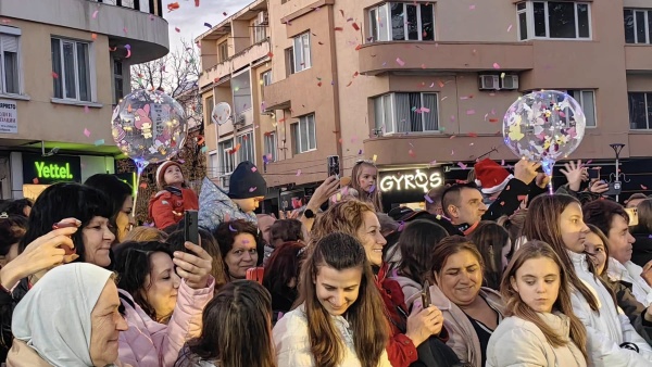 Запалиха светлините на коледната елха в Казанлък