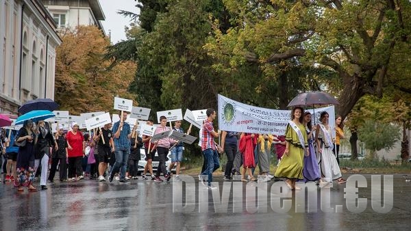 Царица Августиада поведе дефилето на старозагорския винен фестивал