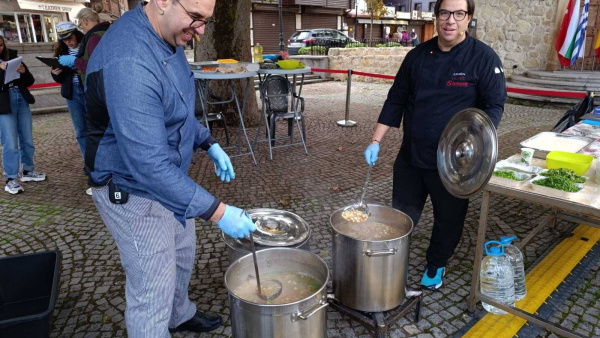 Есенни пасажи 2025  преминаха през Стария Несебър с много настроение и вкусни риби (СНИМКИ)