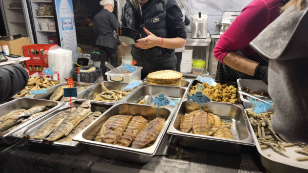 Есенни пасажи 2025  преминаха през Стария Несебър с много настроение и вкусни риби (СНИМКИ)