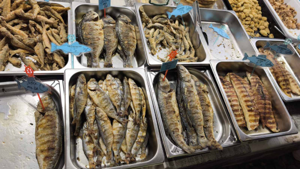 Есенни пасажи 2025  преминаха през Стария Несебър с много настроение и вкусни риби (СНИМКИ)