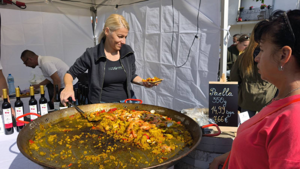 Есенни пасажи 2025  преминаха през Стария Несебър с много настроение и вкусни риби (СНИМКИ)