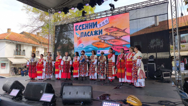 Есенни пасажи 2025  преминаха през Стария Несебър с много настроение и вкусни риби (СНИМКИ)
