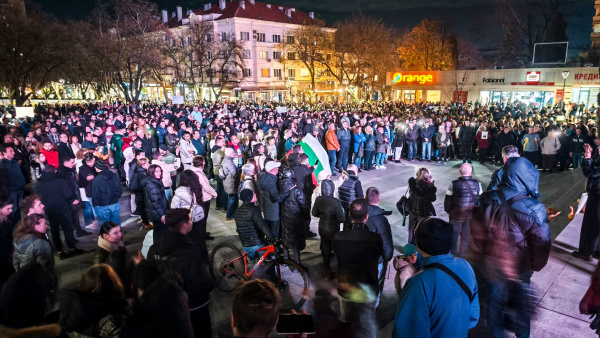 Протестиращи срещу Бюджет 2026 изпълниха площада в Стара Загора (ВИДЕО)