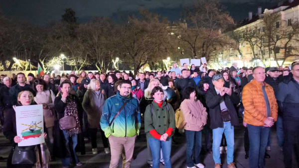 Протестиращи срещу Бюджет 2026 изпълниха площада в Стара Загора (ВИДЕО)