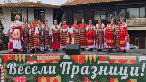 Старият Несебър празнува Никулден с рибен курбан и дари морето с цветен венец