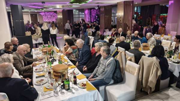 След 50 години брак над 60 семейства в Казанлък подновиха брачните си клетви (ВИДЕО)