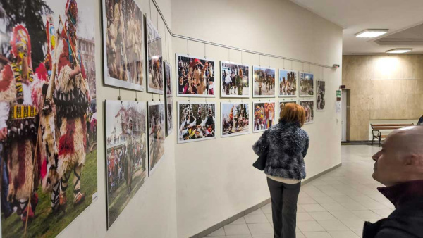 Жейна Желева откри изложба с впечатляващи фотографии от кукерските игри на Стара Загора