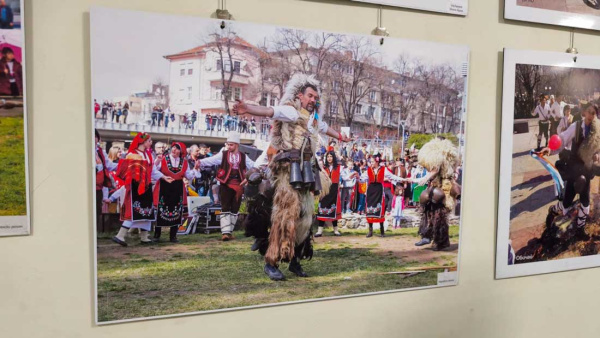 Жейна Желева откри изложба с впечатляващи фотографии от кукерските игри на Стара Загора