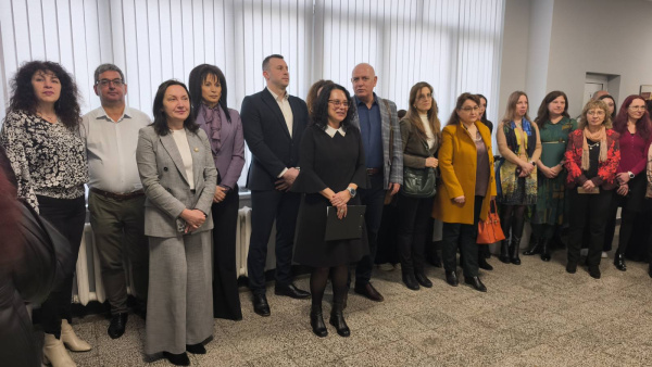 Откриха модерeн СТЕМ център по природни и Център по хуманитарни науки в ППМГ  Гео Милев