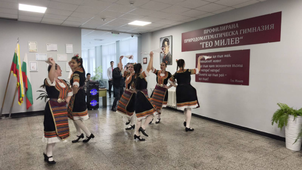 Откриха модерeн СТЕМ център по природни и Център по хуманитарни науки в ППМГ  Гео Милев