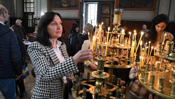 Стотици деца в Стара Загора боядисваха великденски яйца с Дядо Киприан