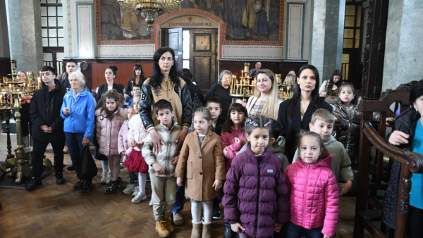 Стотици деца в Стара Загора боядисваха великденски яйца с Дядо Киприан