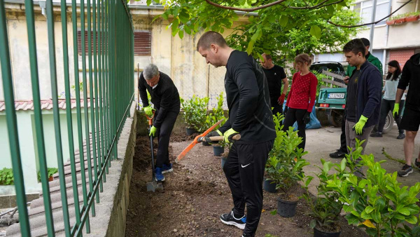 Доброволци обединиха усилия за по-чист и красив квартал  Казански  в Деня на Европа