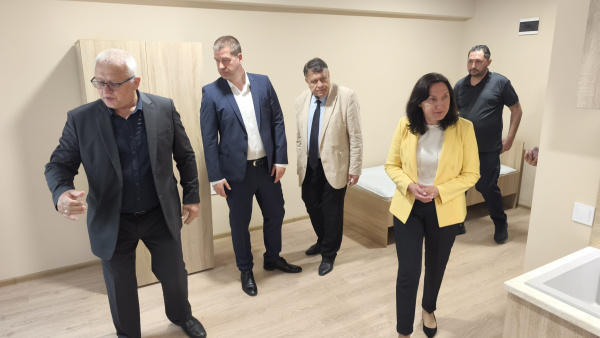 Министър Георги Вълчев участва в откриването на ремонтираното общежитие към Спортно училище Тодор Каблешков