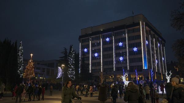 Грейнаха светлините на коледната украса в Стара Загора и Казанлък