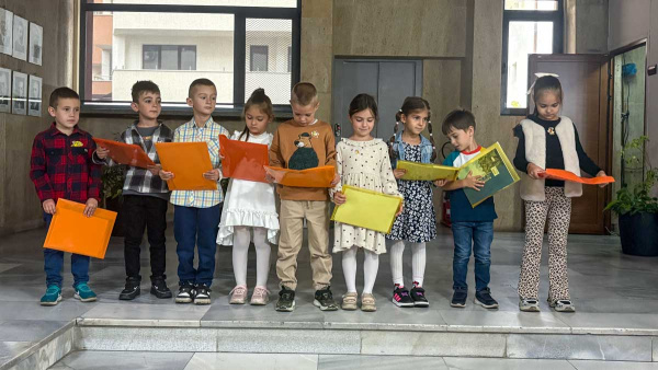 Детски усмивки и песни в Казанлък по повод Деня на българската община