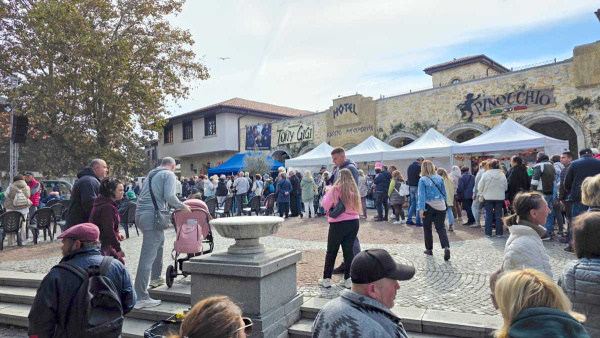 Безплатна рибена чорба зарадва гостите на фестивала  Есенни пасажи  в Стария Несебър