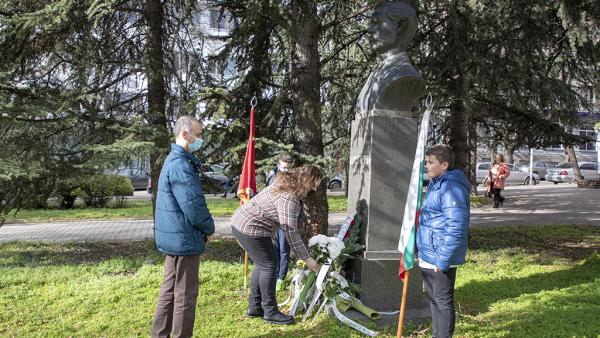 Днес се покланяме пред делото на Кольо Ганчев