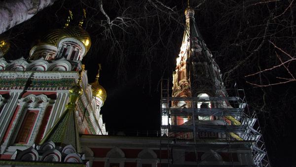 Златните кубета на Храм Рождество Христово в Шипка грейнаха в ярки светлини