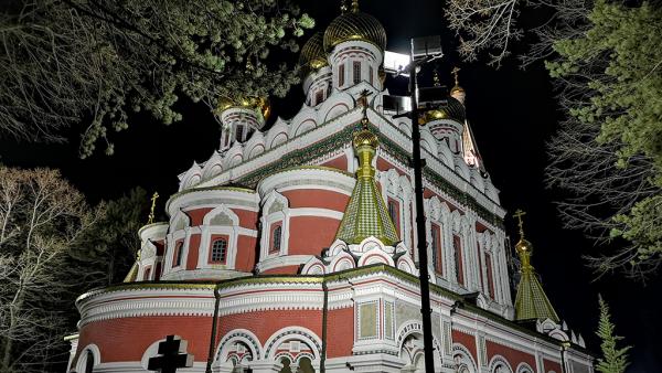 Златните кубета на Храм Рождество Христово в Шипка грейнаха в ярки светлини