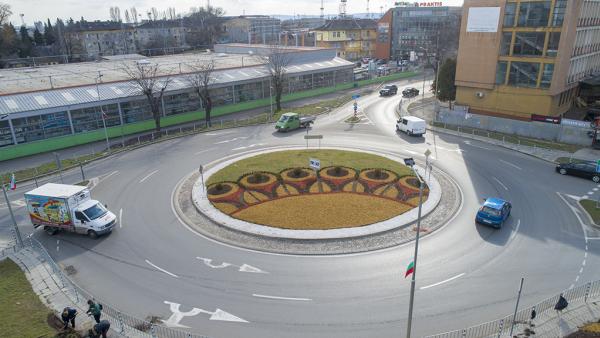 Обновяват визията на кръговите кръстовища на бул. Славянски в Стара Загора