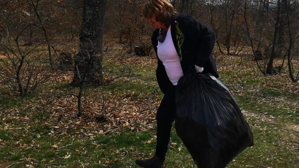 Служителите на община Казанлък  почистват край язовир Копринка