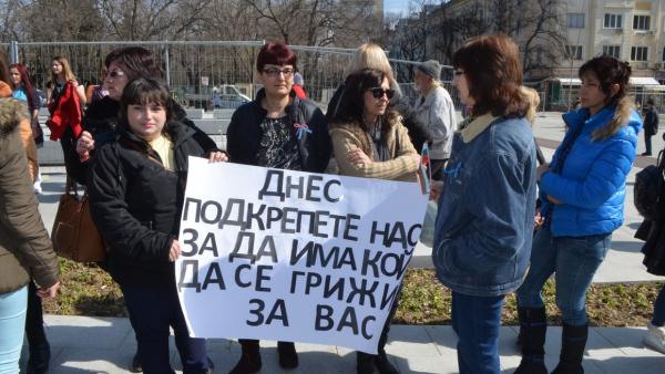 Медицинските сестри излязоха на протест и заплашиха с палатков лагер на 7 април