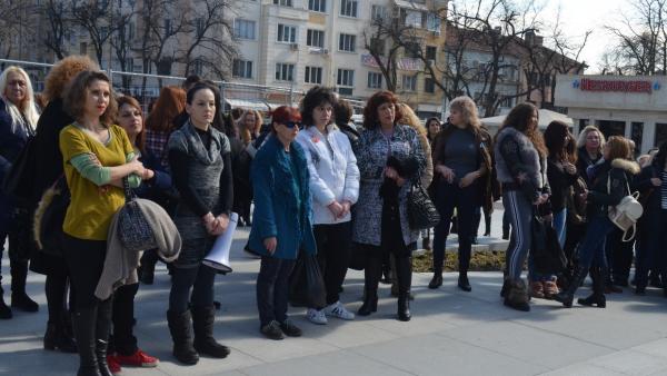 Медицинските сестри излязоха на протест и заплашиха с палатков лагер на 7 април