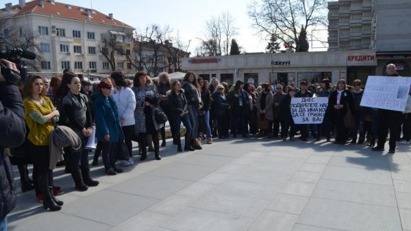 Медицинските сестри излязоха на протест и заплашиха с палатков лагер на 7 април