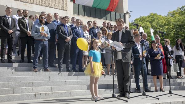 С празнично шествие и награди за високи успехи отбелязаха 24 май в Стара Загора