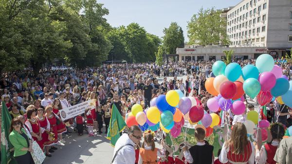 С празнично шествие и награди за високи успехи отбелязаха 24 май в Стара Загора