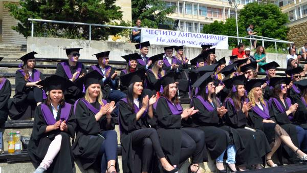 Стопанският  факултет  дипломира 138 икономисти