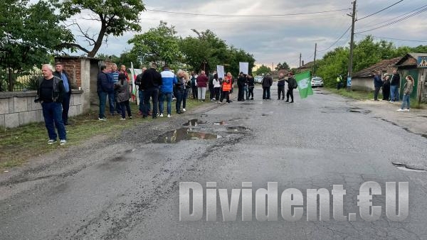 Жители на Обручище протестират заради лошото състояние на пътя