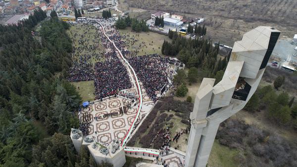 Хилядно шествие пренесе на ръце 300-метрово българско знаме в чест на 3 март в Стара Загора