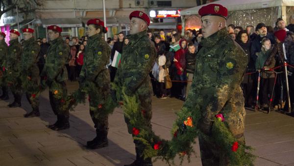 Хилядно шествие пренесе на ръце 300-метрово българско знаме в чест на 3 март в Стара Загора