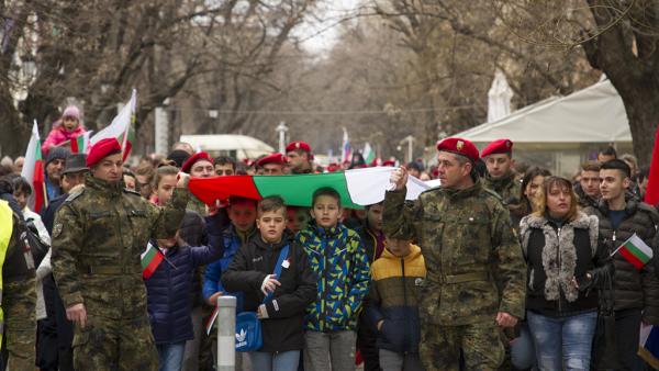 Хилядно шествие пренесе на ръце 300-метрово българско знаме в чест на 3 март в Стара Загора