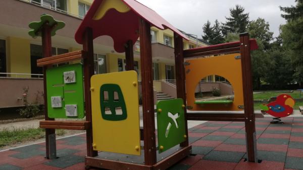 Нови детски площадки посрещат децата в казанлъшките детски ясли