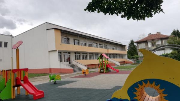 Нови детски площадки посрещат децата в казанлъшките детски ясли