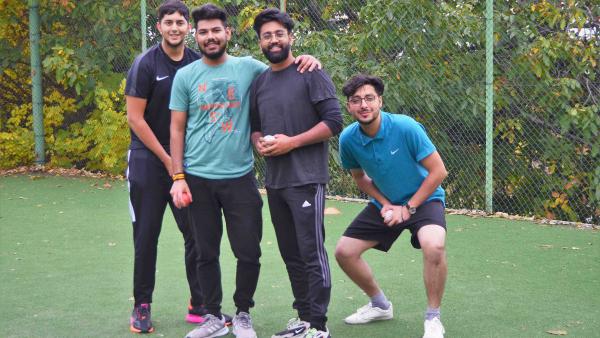Чуждестранни студенти тренират крикет в Тракийския университет