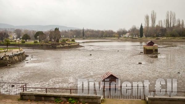 Откриха бойни пистолети, пушка и патрони на дъното на езеро Загорка